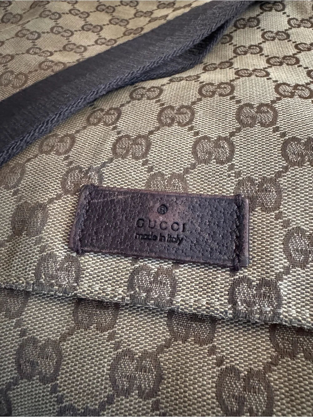 Authentic Gucci GG Canvas Messenger Crossbody Bag Beige Brown
